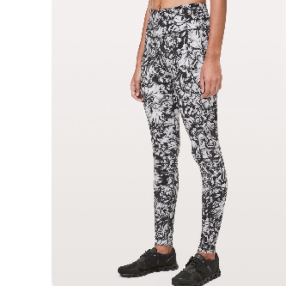 Lulu Fast and Free High-Rise Tight 28"
Nulux
Night Garden Ice Grey Black
Size 10